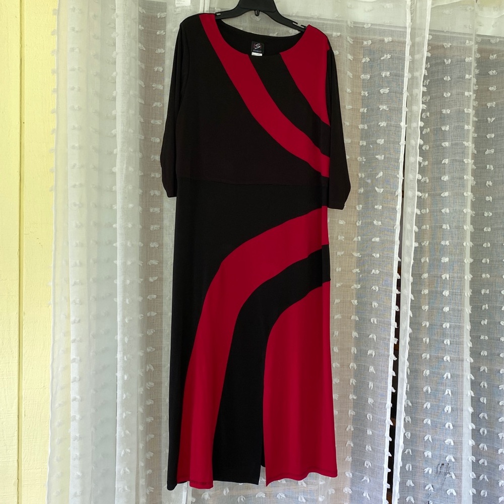 ♥️Black and red color block maxi dress♥️